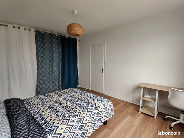 Grande chambre entre la gare et le port olonna dans coloc de 3