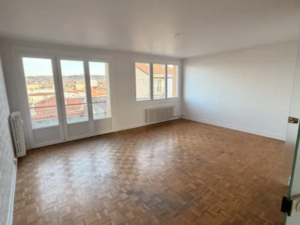 F2 lumineux avec terrasse