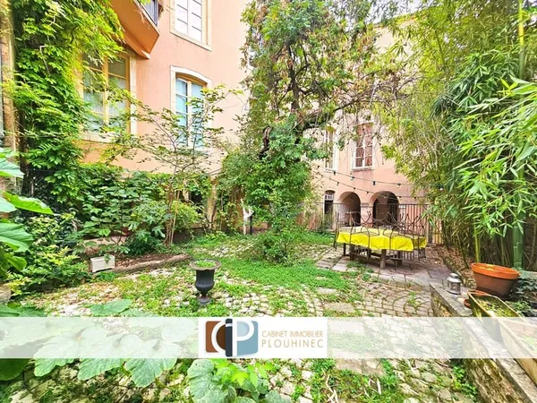 Appartement de standing avec parking et jardin !