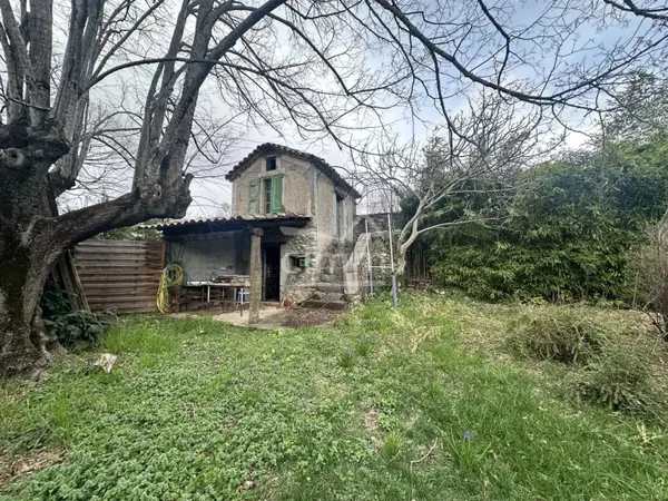 Terrain constructible plat d’environ 1 350 m²