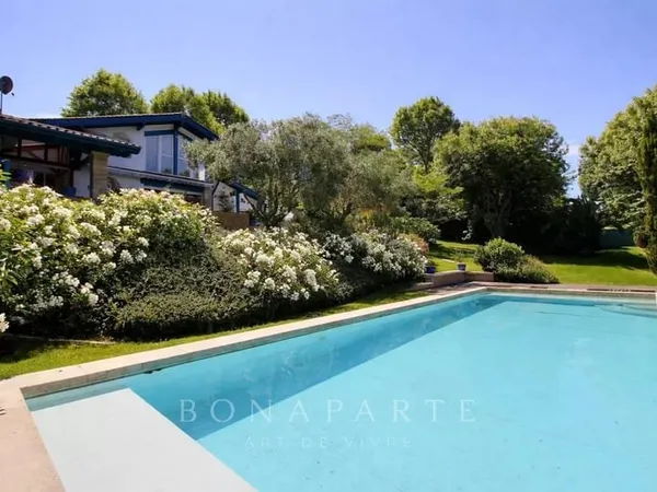 ARCANGUES - PROPRIETE AVEC PISCINE - FACE AU GOLF