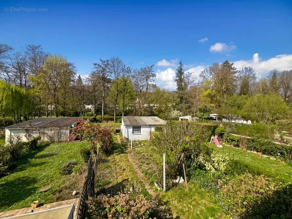 Maison familiale avec jardin - garage - Fort potentiel