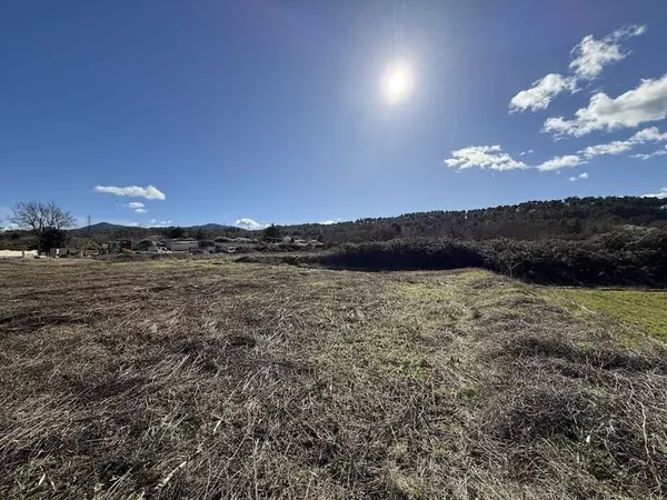 Terrain 905 m²