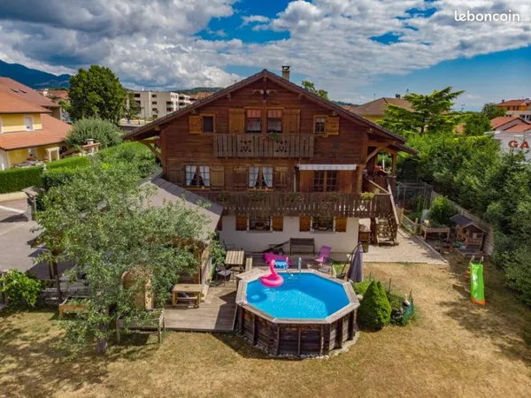 Chalet traditionnel, du charme et de la lumière à chaque étage