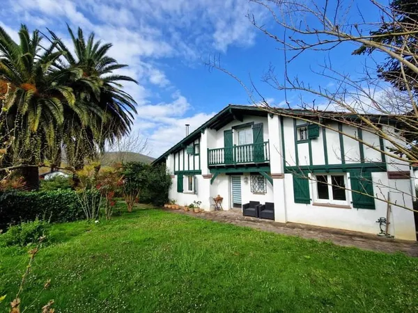 URRUGNE MENDICHOKO- BELLE MAISON AVEC VUE DEGAGEE