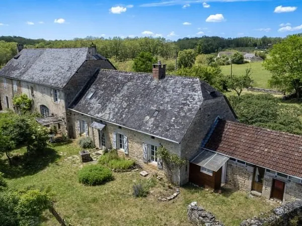 Secteur Martel, ensemble immobilier ancien ( 3 bâtiments) sur 3120m² de terrain.