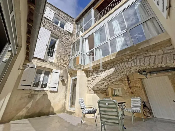 GRIGNAN A VENDRE AUTHENTIQUE MAISON DE VILLAGE AVEC COUR