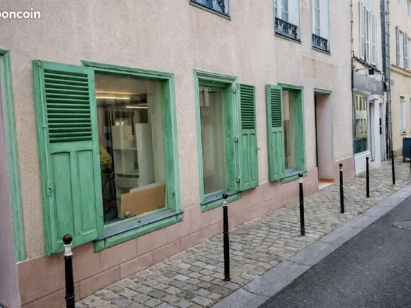 Partage de bureaux avec salle d'attente et WC PMR