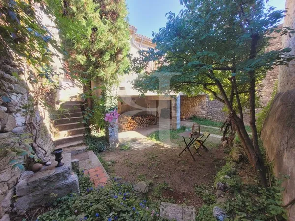 Charmante maison de village avec terrasse, jardinet et garage Ex