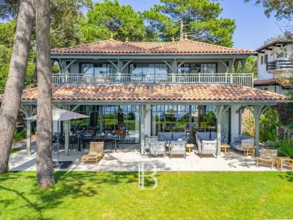 SPLENDIDE « VILLA PERLA » SITUÉE EN PREMIÈRE LIGNE AU PYLA-SUR-M