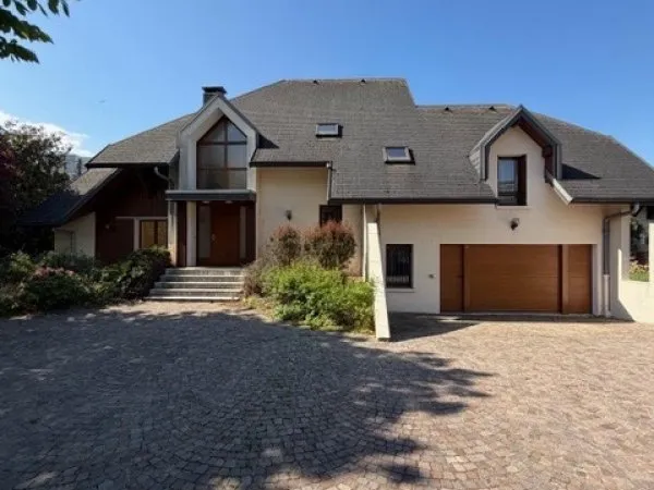 Maison d'architecte traditionnelle construite dans les années 80