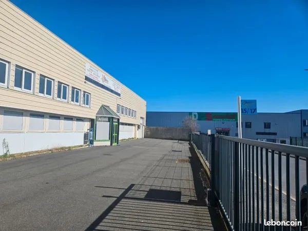 Local d'activité - Entrepôt 1550 m² (dont 160 m² bureaux) + 1000 m² Extérieur | Meaux (77)