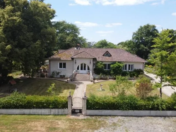 HAUTE VIENNE - Magnifique propriété avec 4 chambres, une piscine et plus d'un hectare de terrain.