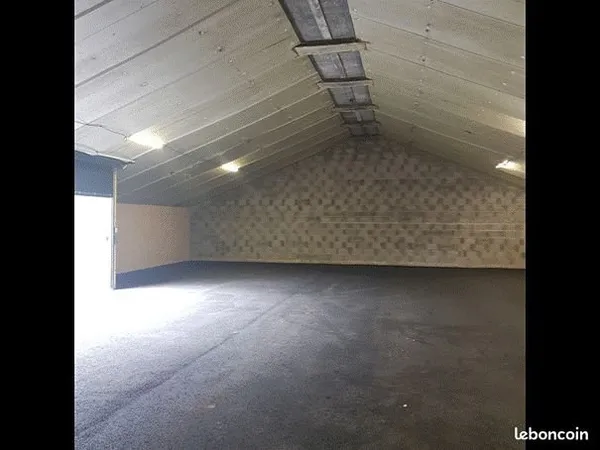 Entrepôt de 300 m2 à MILIZAC-GUIPRONVEL