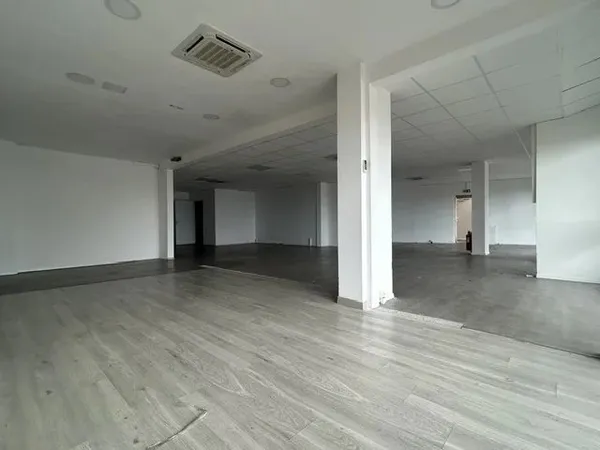 LOCAL COMMERCIAL avec parkings