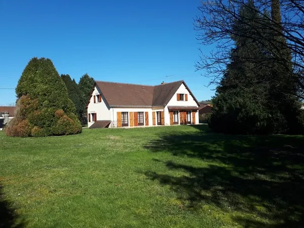 Grande maison avec 6 chambre, grand jardin arboré et clôt, e