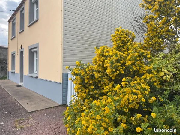 Dans le centre du Bignon, une MAISON SPACIEUSE DE 118m² avec un jardinet sans vis-à-vis et des dépen