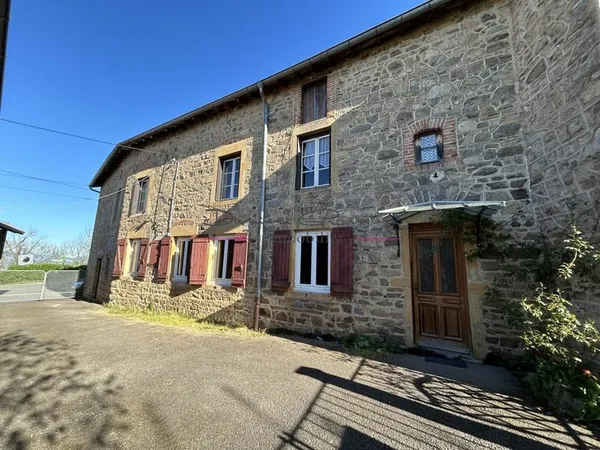 Maison d'habitation élevée sur 2 niveaux avec cour attenante