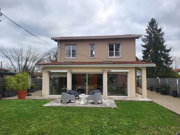 Belle maison rénovée avec studio indépendant.