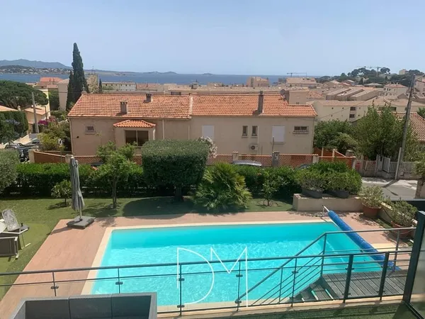 Bandol à 5 minutes à pied du port bel appartement de standing piscine et pleine vue mer