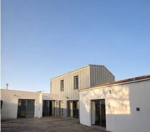 Maison contemporaine avec grande terrasse et garage dans résidence de standing