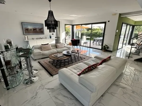LE HAILLAN MAISON D'ARCHITECTE 5 CHAMBRES JARDIN GARAGE