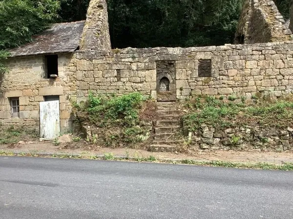 MAISON EN PIERRE A RESTAURER TERRAIN DE 871 M² ATTENANT