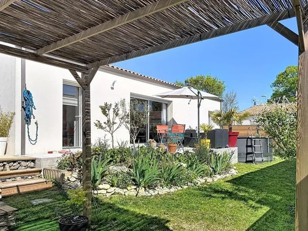 Maison de plain-pied de 2023 -107 m2 - 4 chambres - Jardin paysagé - Classe énergie A - Garage