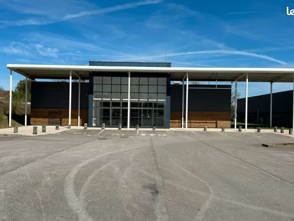 Local commercial 720 m² - espace du lac à luxeuil les bains