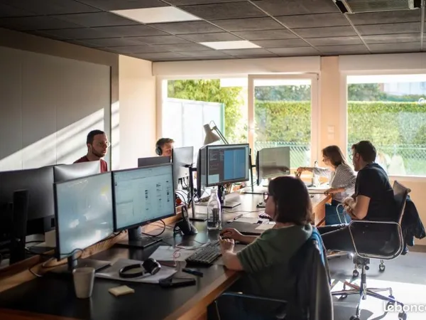 Bureaux 100m² + 2 places de stationnement - Secteur République