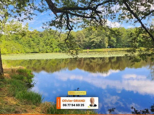ETANG + TERRAIN DE LOISIR + FORET DE CHENES - PROCHE CENTRE-BOURG
