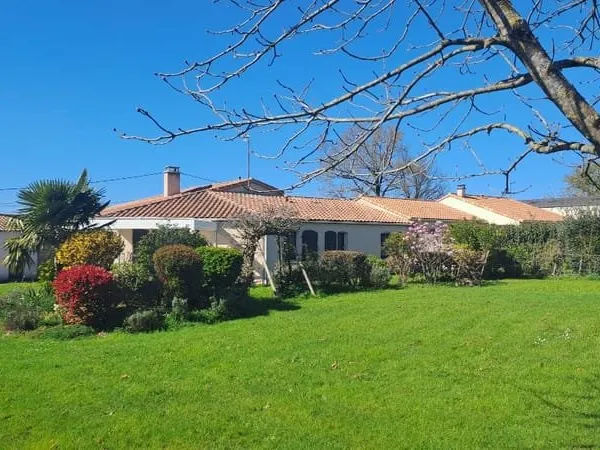 Maison 3 chambres avec garage et terrain arboré - St Marc La Lande