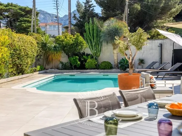 MARSEILLE 8e - POINTE ROUGE - MAISON FAMILIALE 212 M² - 5 CHAMBRES - PISCINE - TERRASSES - GARAGE