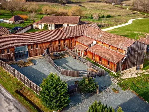 Domaine d'exception avec activité touristique - 10 hectares - Secteur Bergerac / Lunas