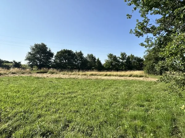 CUNAC - RARE - Terrain plat, viabilisé, au calme dans un cad