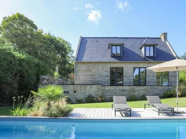 Dinard, La vicomté, Maison pierre rénovée de 147m² , 5 chambres sur jardin avec Ligne de nage. Studi