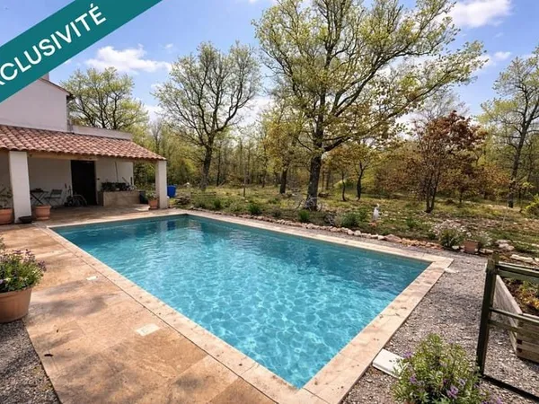 Jolie propriété de 3 hectares avec pisicne à Simiane la rotonde