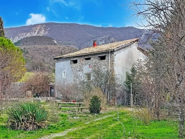Maison en pierre avec vue montagne à Thoard