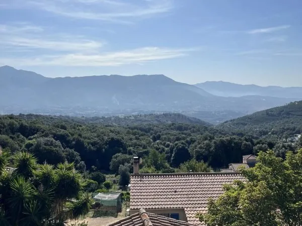 Vente Maison de village en pierres de taille, vue dégagée.
