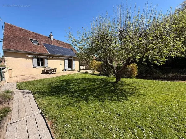 Maison de village 4 chambres, avec grand terrain constructible