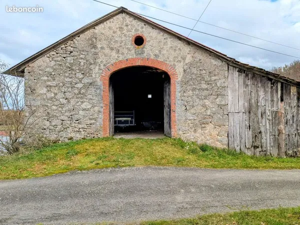 Bâtiment 290 m² SAINT MAMET LA SALVETAT