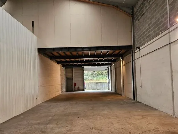 Local atelier / entrepôt / stockage 150 à 220 m2 - grande hauteur