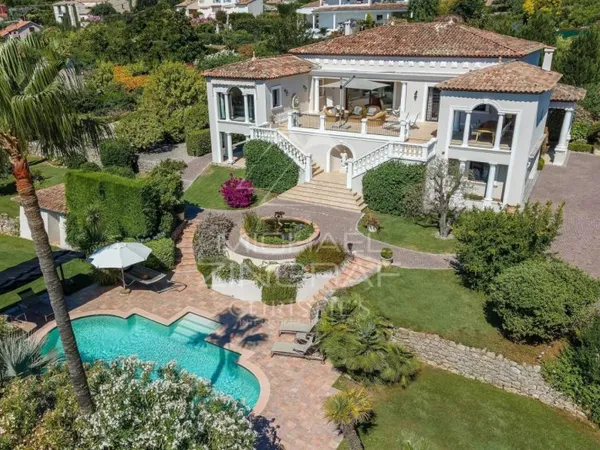 Exclusivité - Majestueuse propriété avec vue mer et Cap d'Antibe