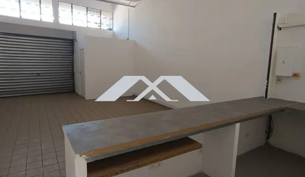 LOCAL 74m² SAINT LOUIS centre