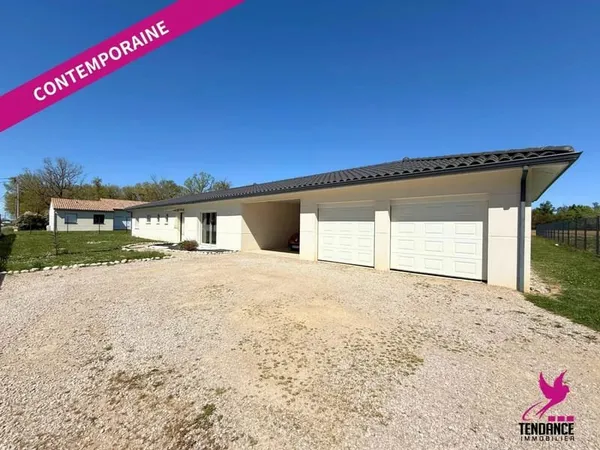 VILLA DE PLAIN-PIED AVEC GARAGE DOUBLE SUR 2300 M² DE TERRAIN.