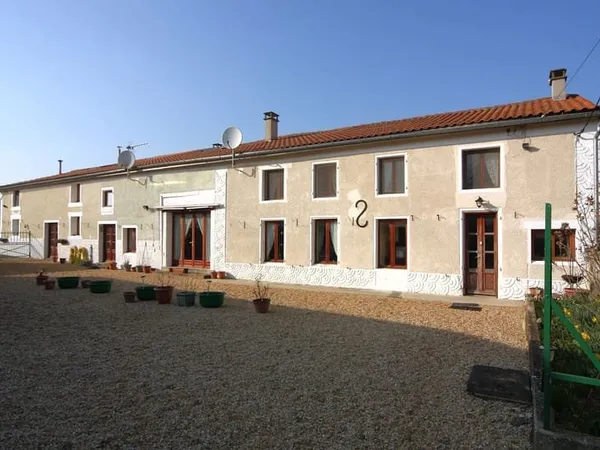 Grande maison rénovée avec deux masions d'amis