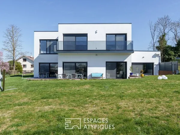 Maison d'architecte contemporaine avec vue sur les montagnes
