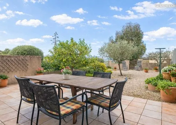 Maison spacieuse en excellent état avec jardin, vue dégagée et grand garage à pied du village médiév