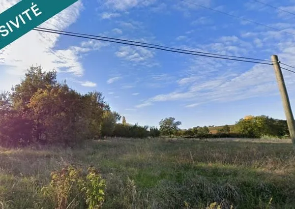Terrain constructible en zone U, fort potentiel.