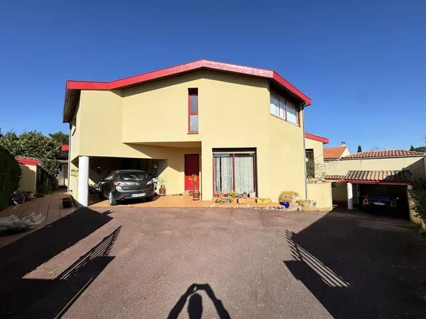 Maison T7 avec 283 M2 de surface utile avec Piscine et dépen